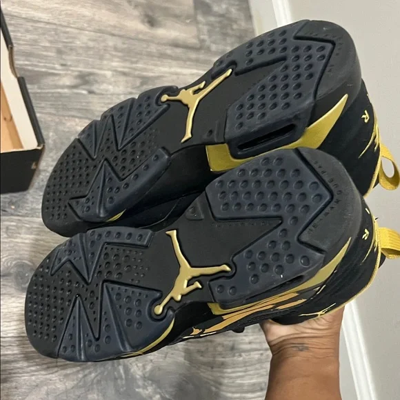 Jordan Kids Sneakers Black and Gold - Picture 9 of 11